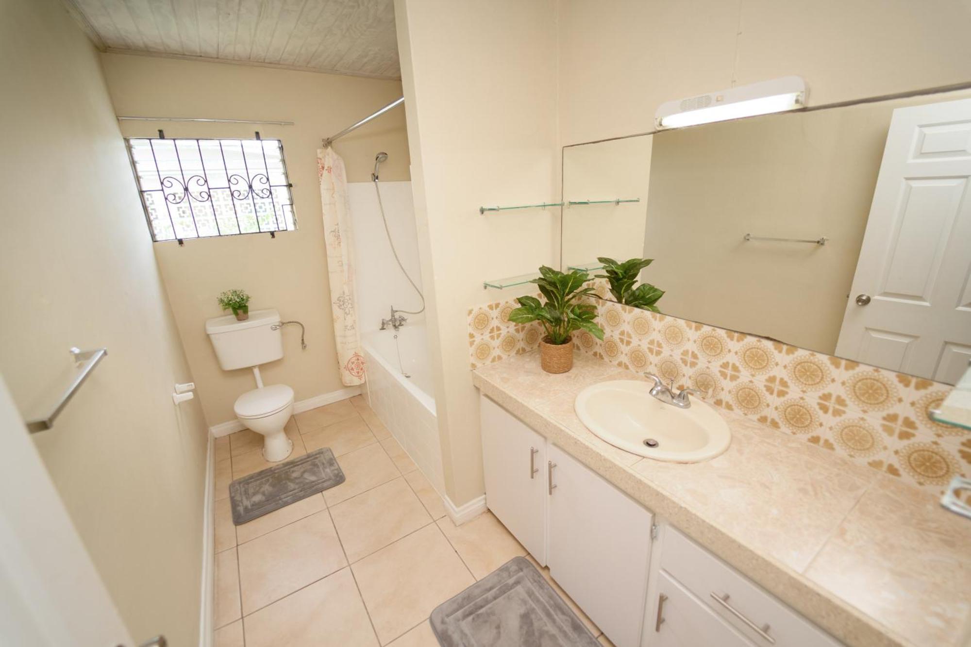 Spacious 3-Bedroom Home - Regency Park Bridgetown Exteriér fotografie