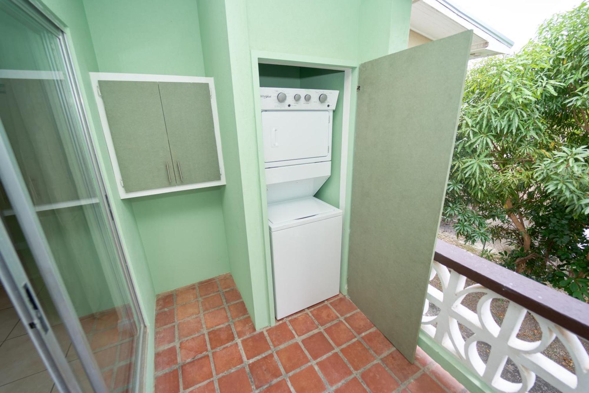 Spacious 3-Bedroom Home - Regency Park Bridgetown Exteriér fotografie
